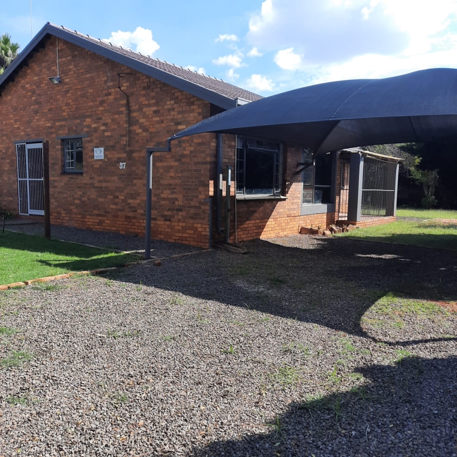3 Bedroom Property for Sale in Roodia Free State